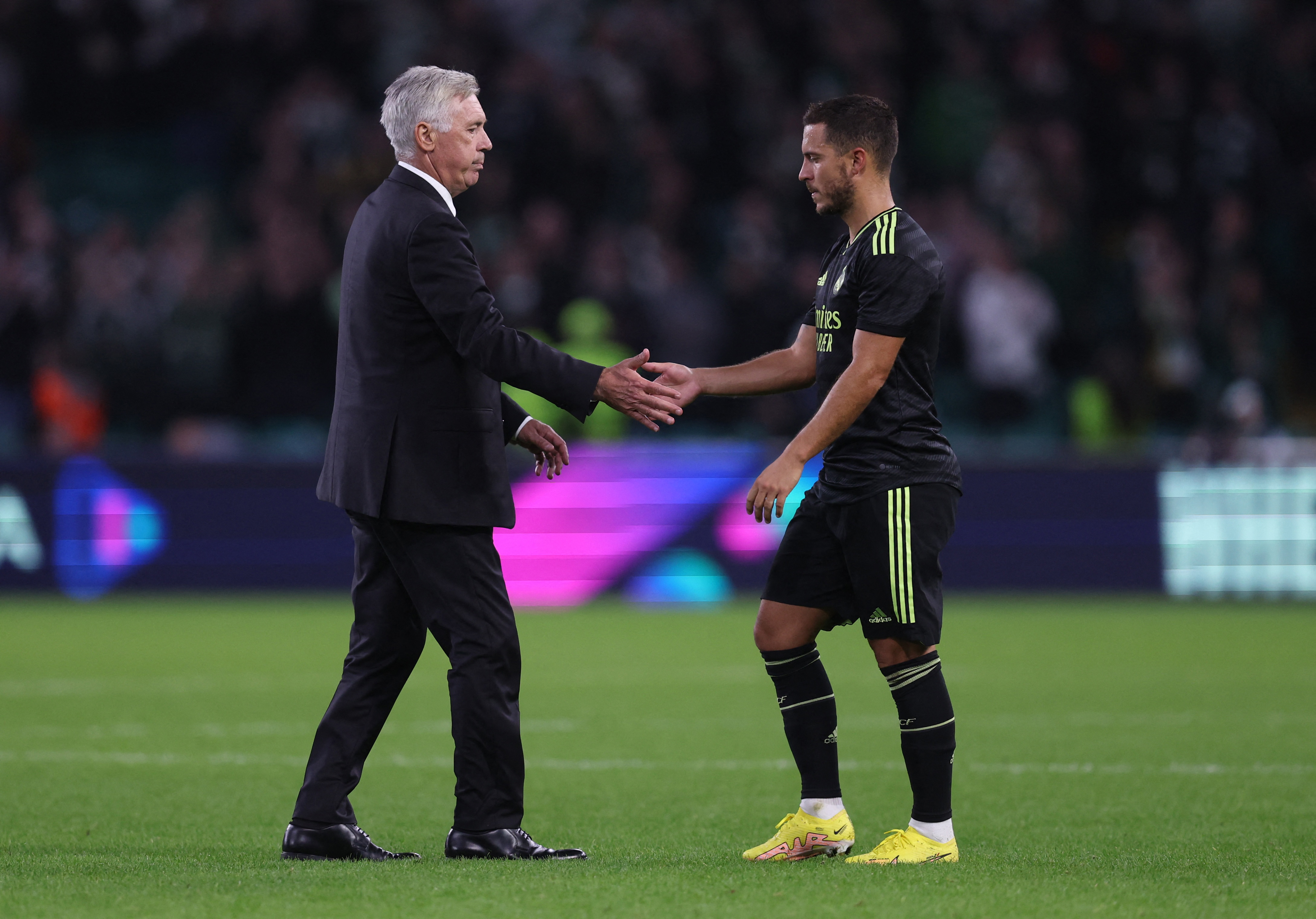 Real Madrid coach Carlo Ancelotti shakes hands with Eden Hazard after the match REUTERS/Russell Cheyne