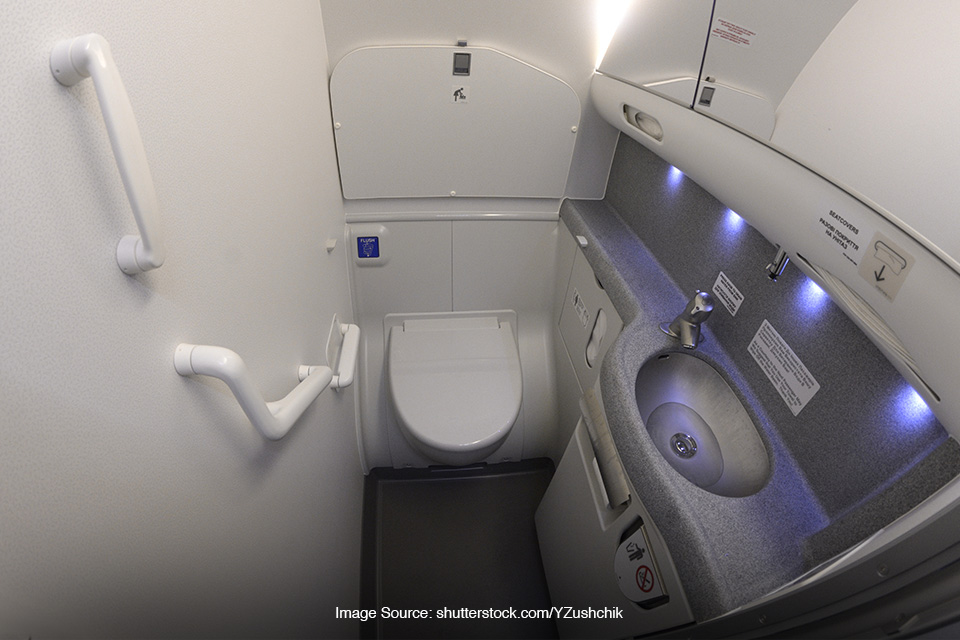 toilet di pesawat
