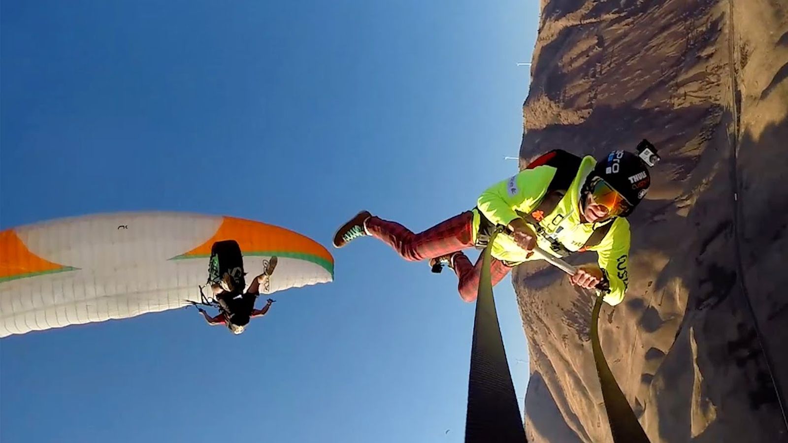 Melayang Menikmati Keindahan Columbia River dengan Paragliding