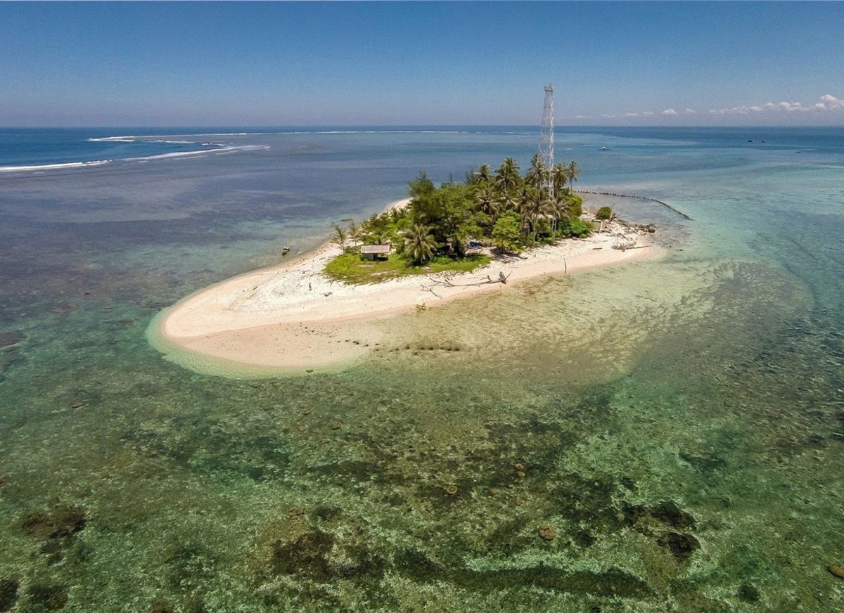 6 Pilihan Pulau Kecil di Indonesia Ini Ternyata Menyimpan Keindahan Alam yang Memukau!