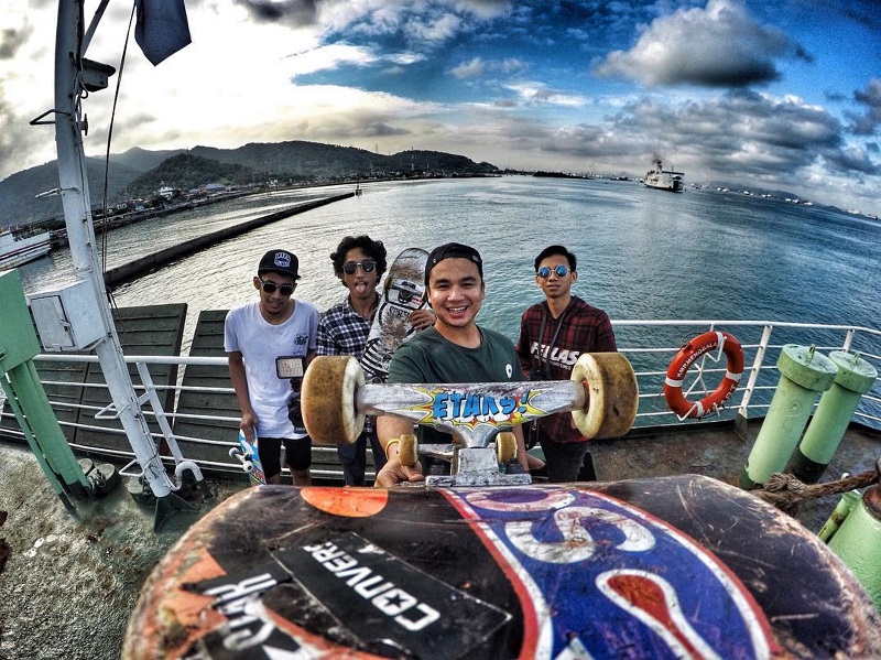 Satria Vijie: Tak Pernah Terbayangkan Akan Bermain Skateboard di Atas Kapal Fery